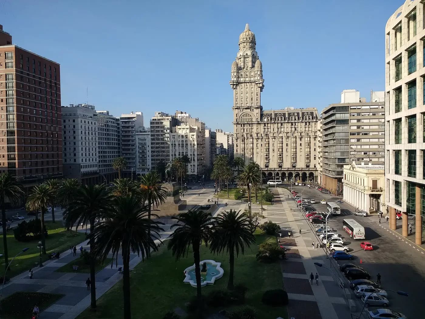 Plaza Independencia and the tall Palacio Salvo at the edge of Montevideo's old town