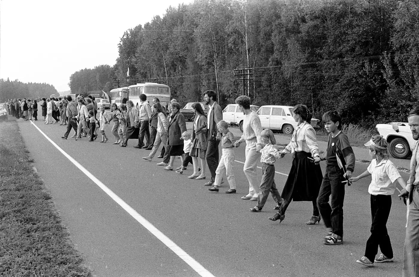 Baltic Way participants joining hands along the Vilnius-Ukmergė motorway in Lithuania in 1989
