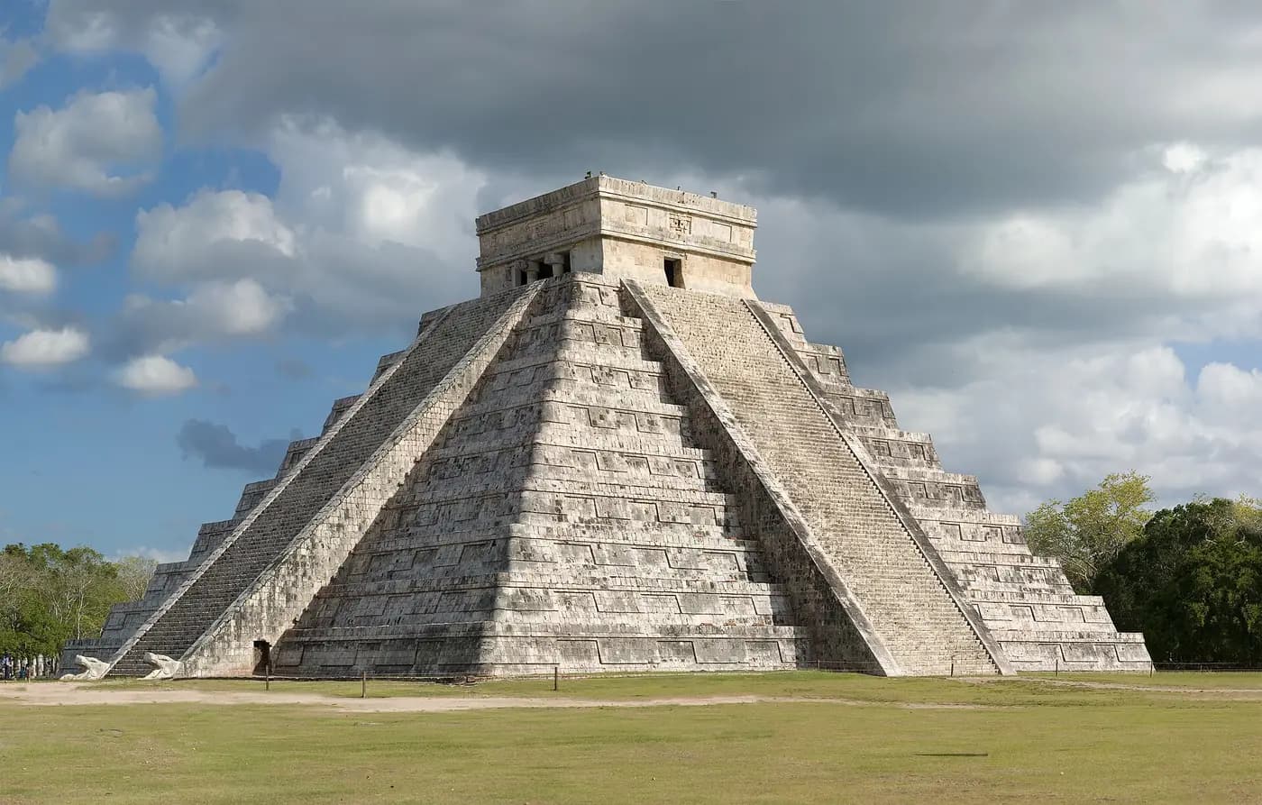El Castillo, the stepped pyramid of Kukulcán at Chichén Itzá, under a blue sky