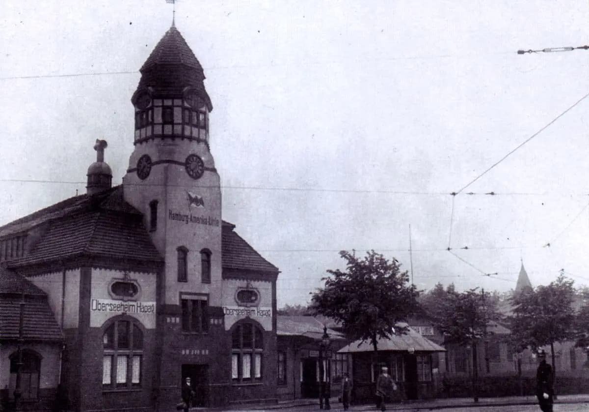 The towered reception building of the HAPAG emigrant halls on the Veddel in Hamburg, around 1900