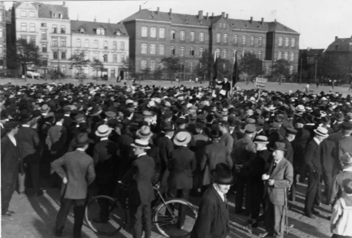 A crowd of sailors and workers gathers on Kiel's Wilhelmplatz during the revolution of November 1918