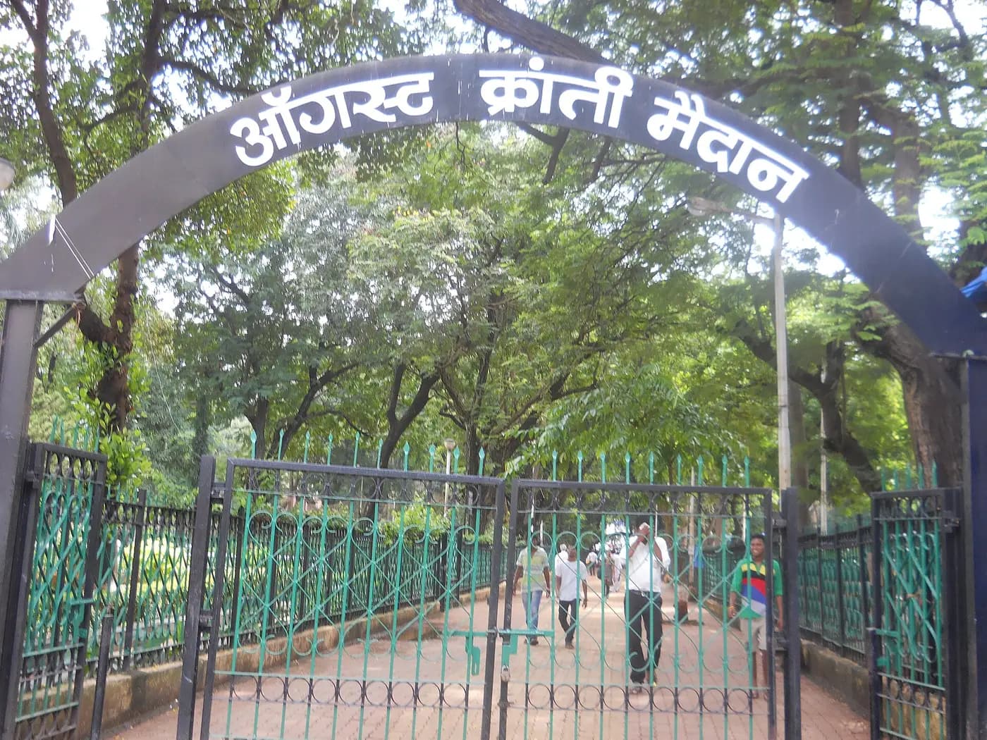 The memorial column in the gardens of August Kranti Maidan, Mumbai, among palms and high-rises