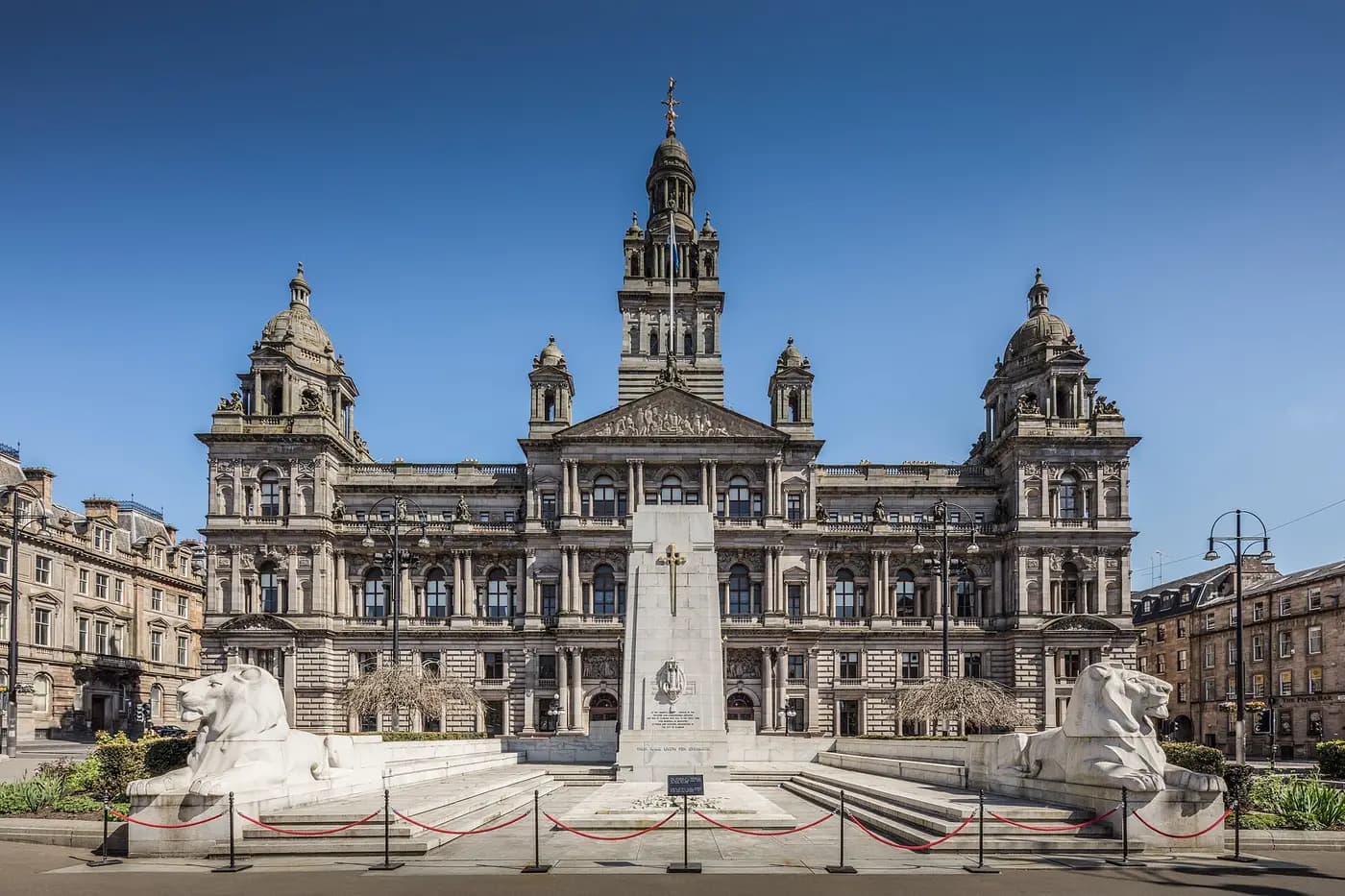 Glasgow City Chambers and the Cenotaph on George Square, where strikers were baton-charged in 1919